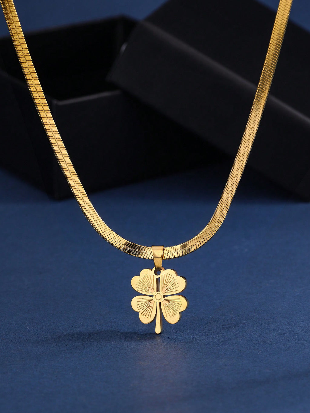 1Pc Classic and Luxurious 18K Gold Plated Stainless Steel Serpent Bone-Shaped Blade Chain with Lucky Clover Pendant, Suitable for Women'S Daily and Festival Wear