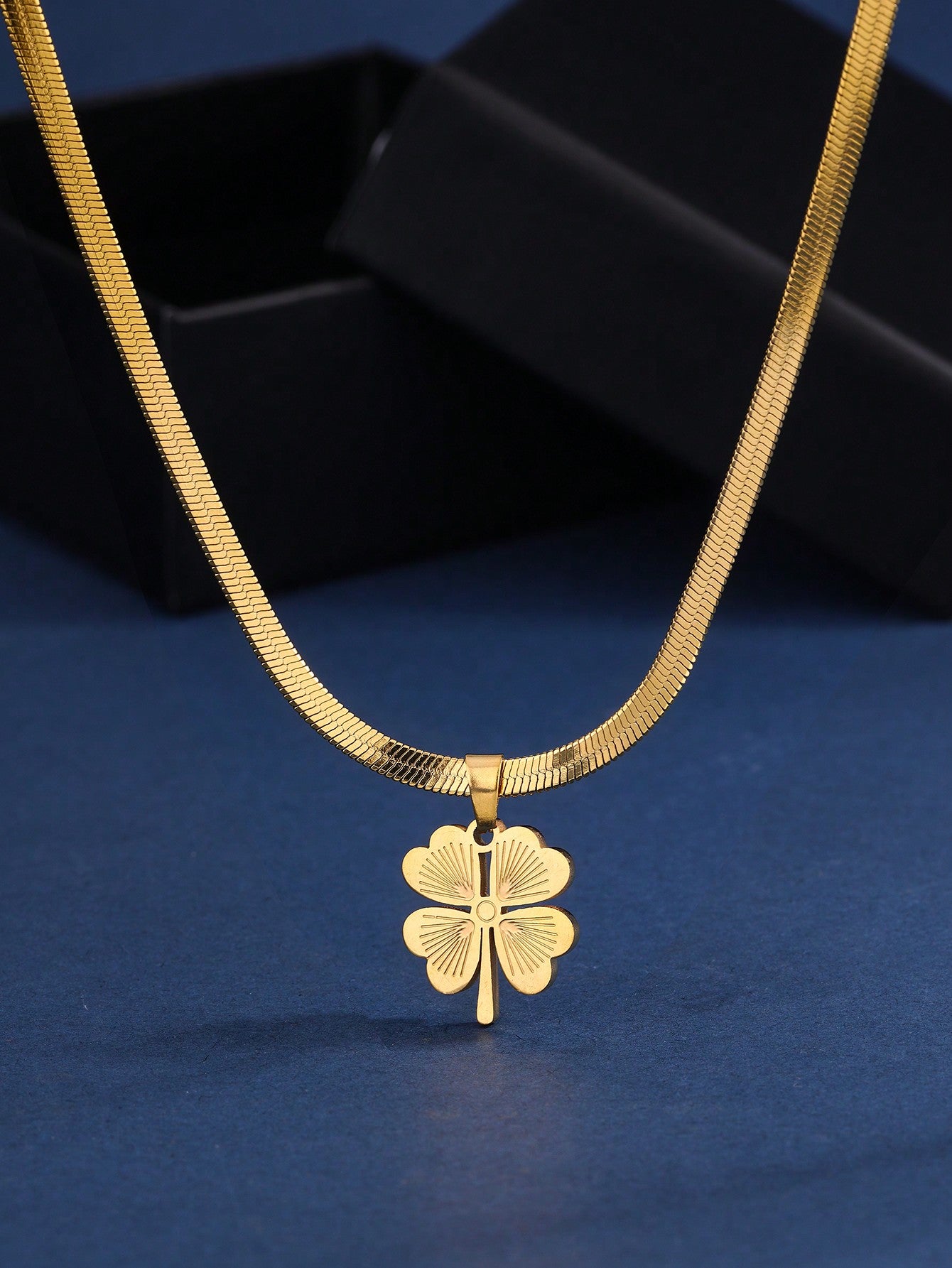 1Pc Classic and Luxurious 18K Gold Plated Stainless Steel Serpent Bone-Shaped Blade Chain with Lucky Clover Pendant, Suitable for Women'S Daily and Festival Wear