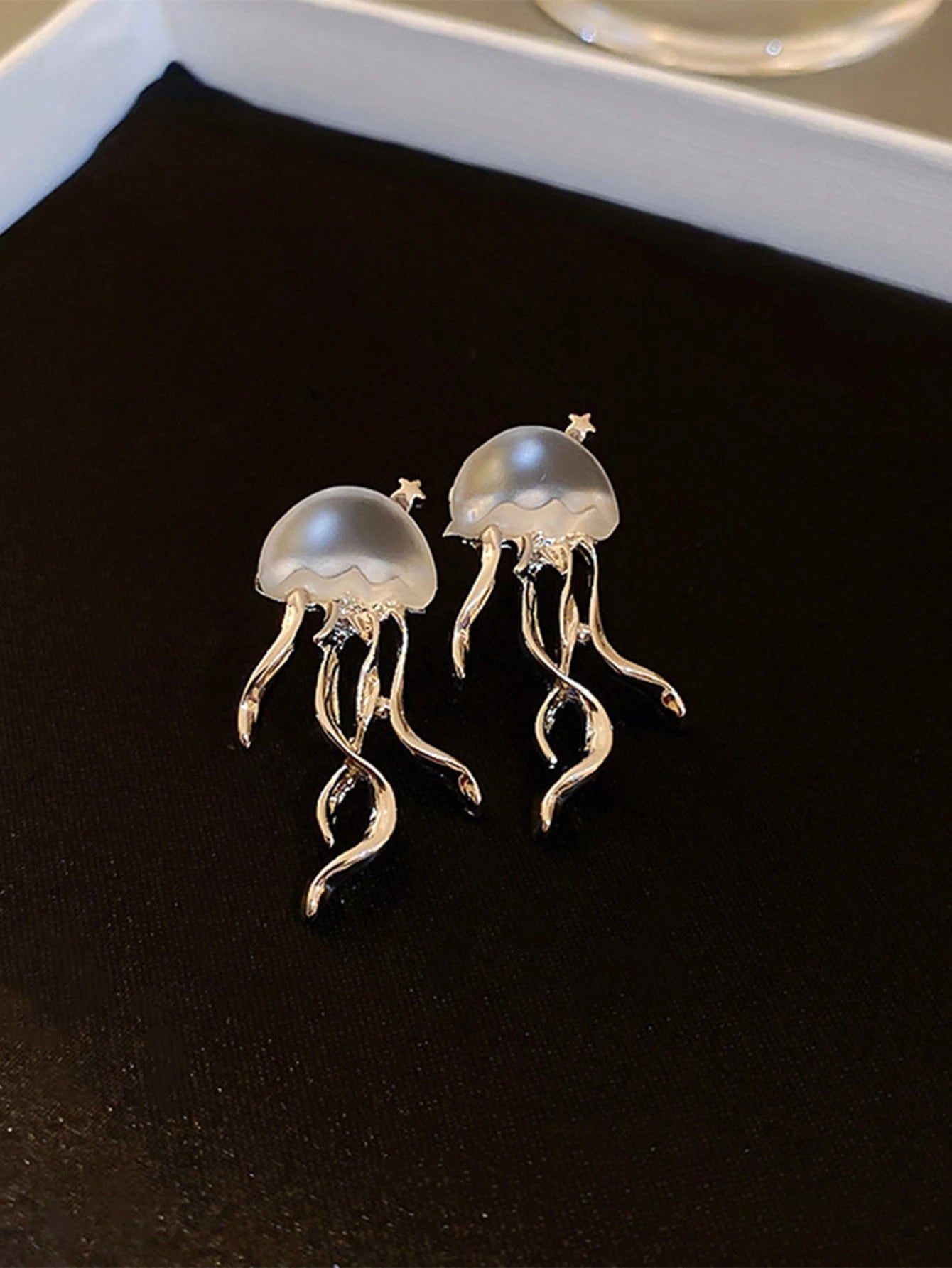 1Pair Fashion Zinc Alloy Star Jellyfish Decor Stud Earrings for Women for Daily Decoration