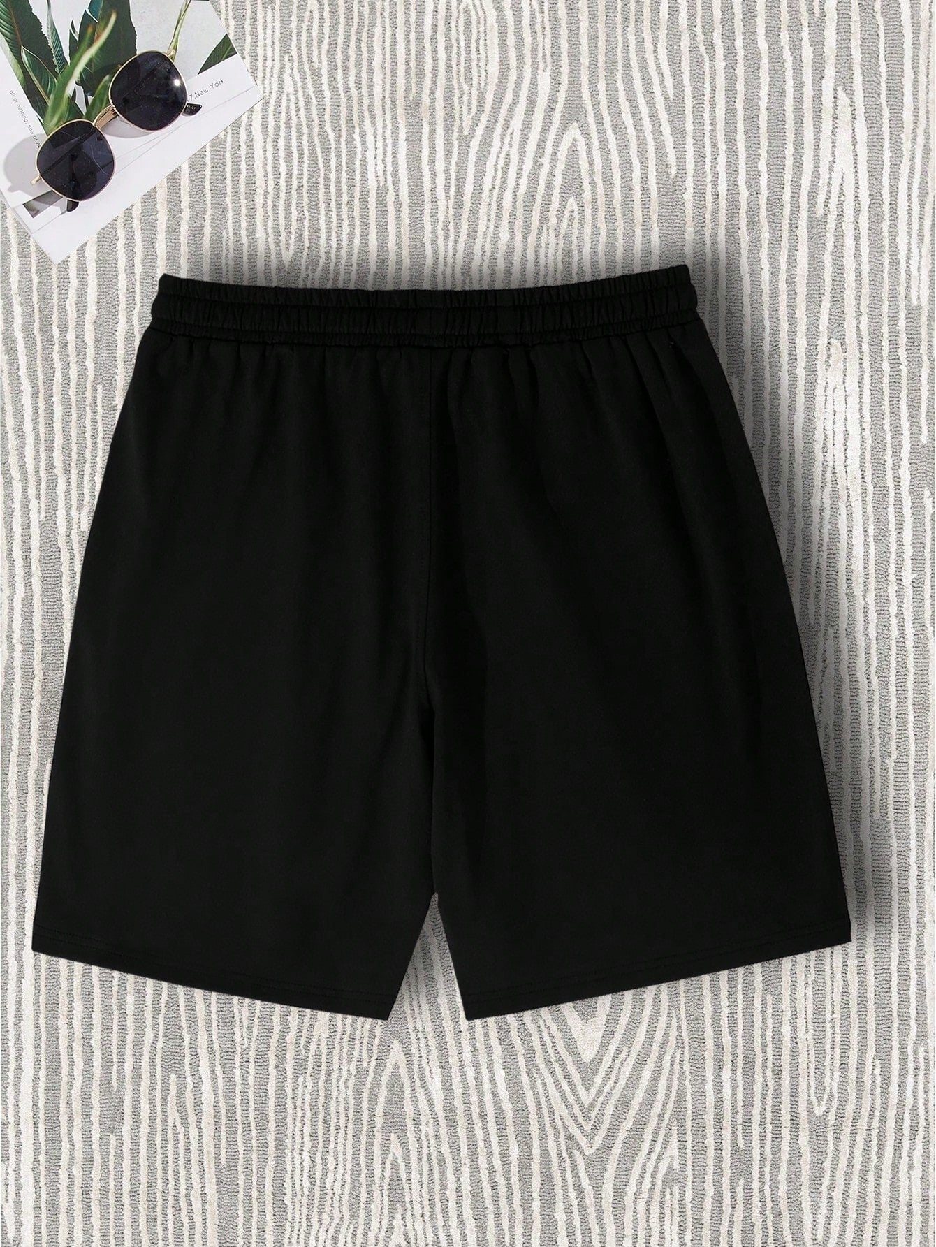 Manfinity Roghcode Men Angel & Letter Graphic Drawstring Waist Shorts