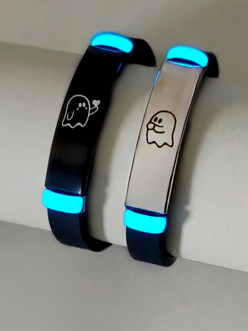 ATLVXJL 2Pcs/Set Couple Matching Bracelets Blow Kisses to Show Love Know You Love You Patternblack Silvery Stainless Steel Jewelry Set Charm Silicone Bracelet Luminous Glow in the Dark for Women Valentine'S Day Gift or Loved Ones Holiday Couple Gifts