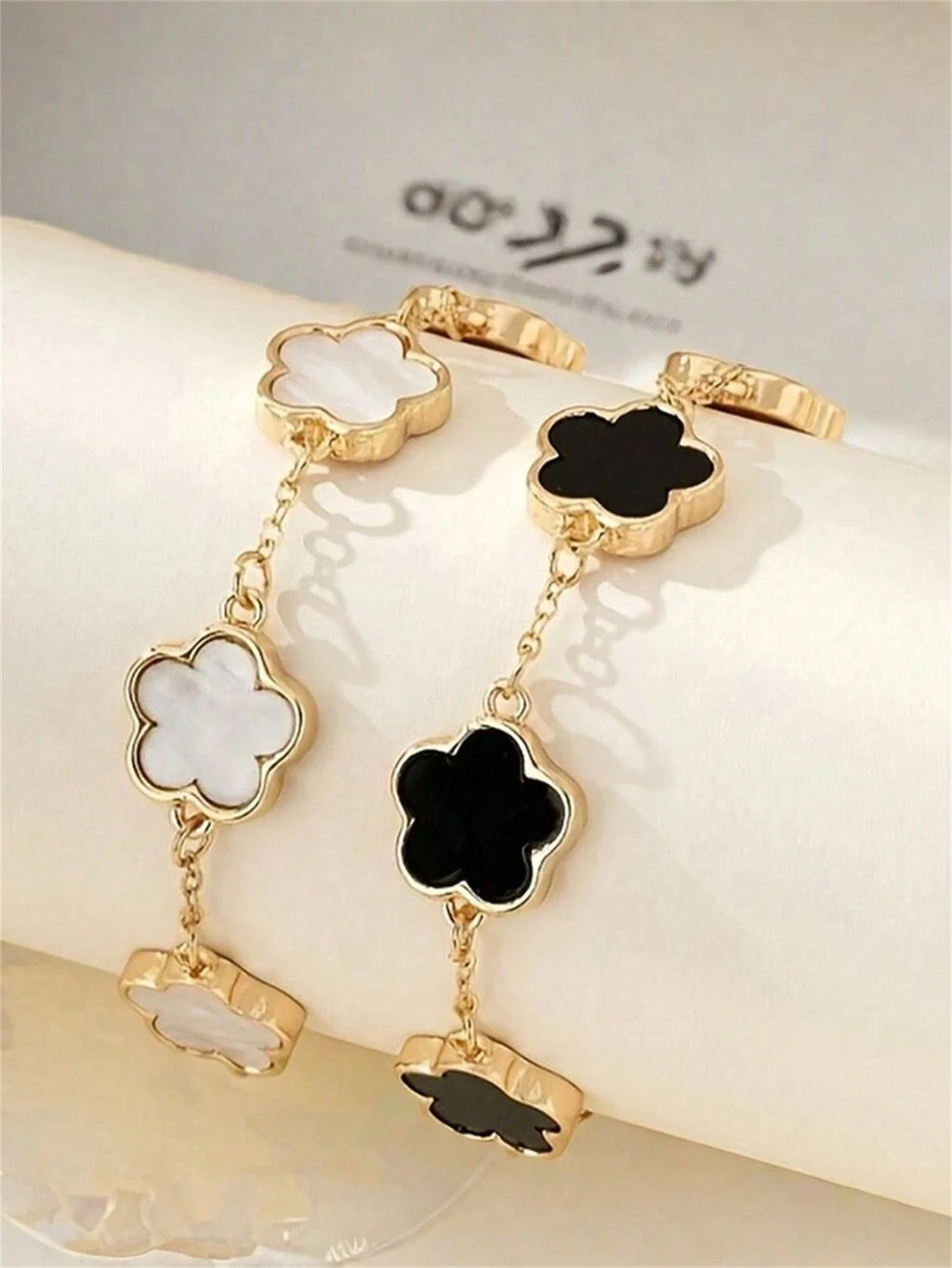 2Pcs/Set Fashion Classic Style Bracelet | Black & White Clover Bracelet Set | Suitable for Daily Wear and Gift Giving, Couple Gift