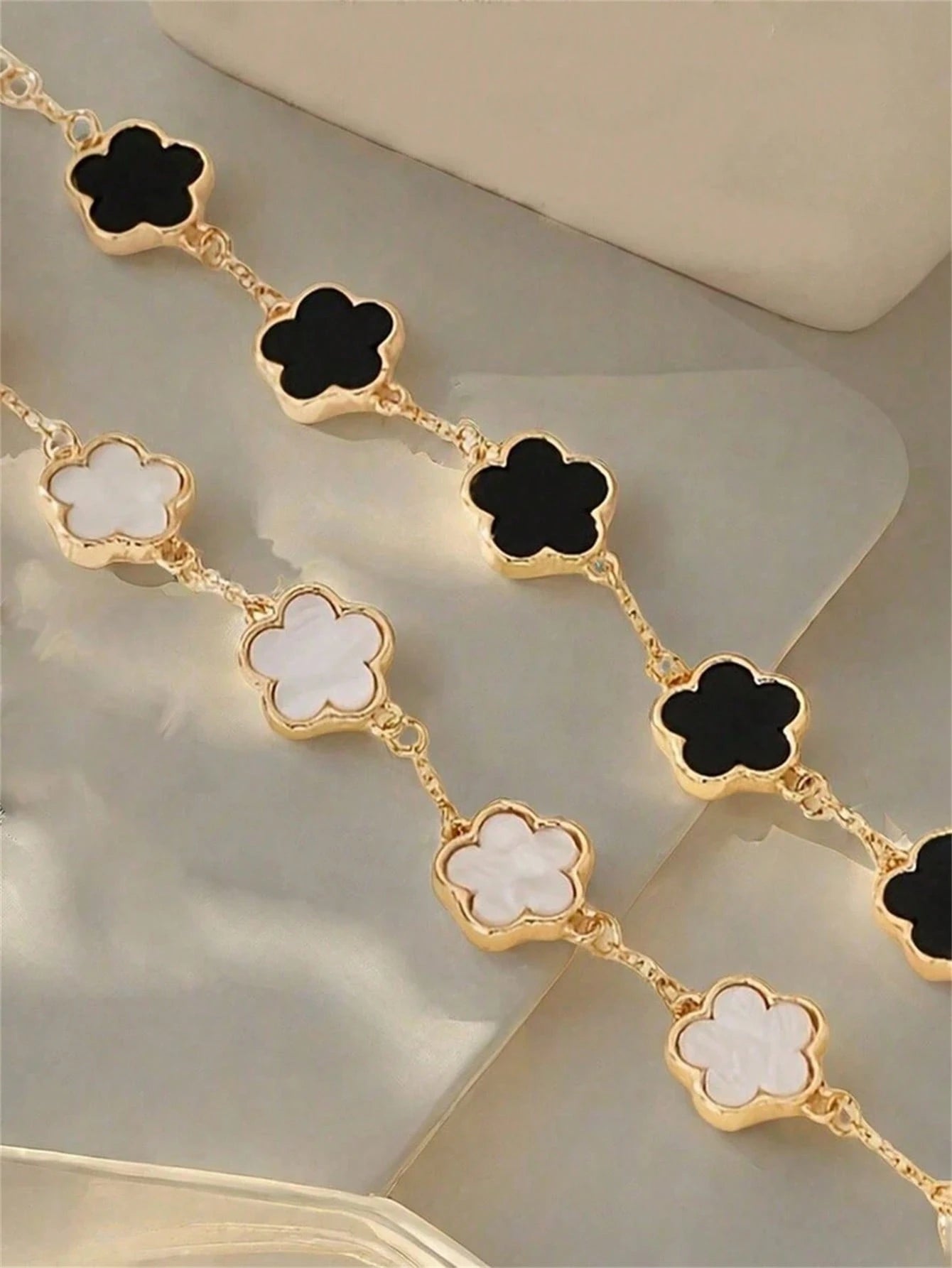 2Pcs/Set Fashion Classic Style Bracelet | Black & White Clover Bracelet Set | Suitable for Daily Wear and Gift Giving, Couple Gift