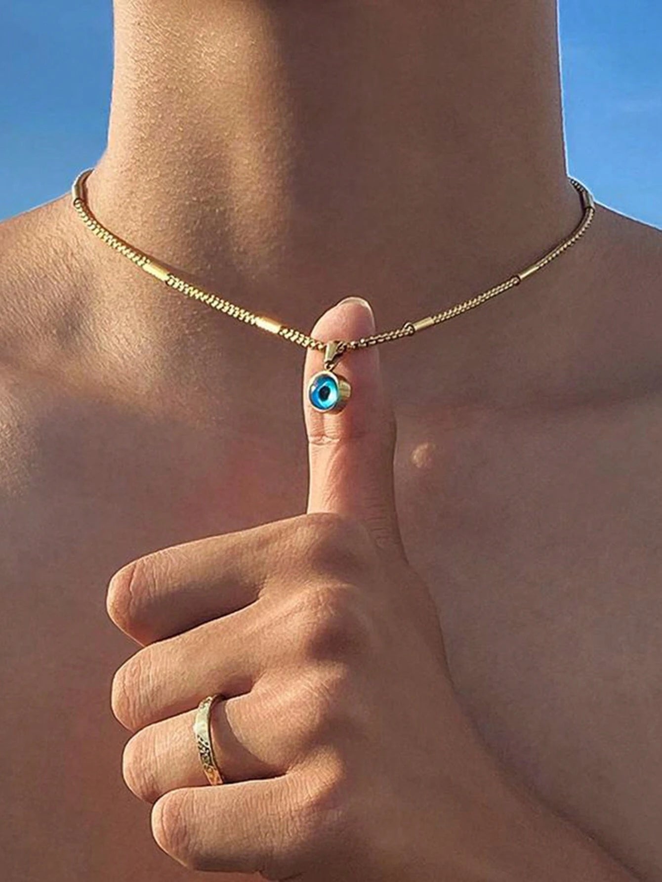 1Pc Vintage European & American Style Devil'S Eye round Pendant Necklace, Unisex V-Shaped Snake Bone Chain Titanium Steel Jewelry, Fashion Small Crowd Favorites, Christmas, New Year, Valentine'S Day Gift