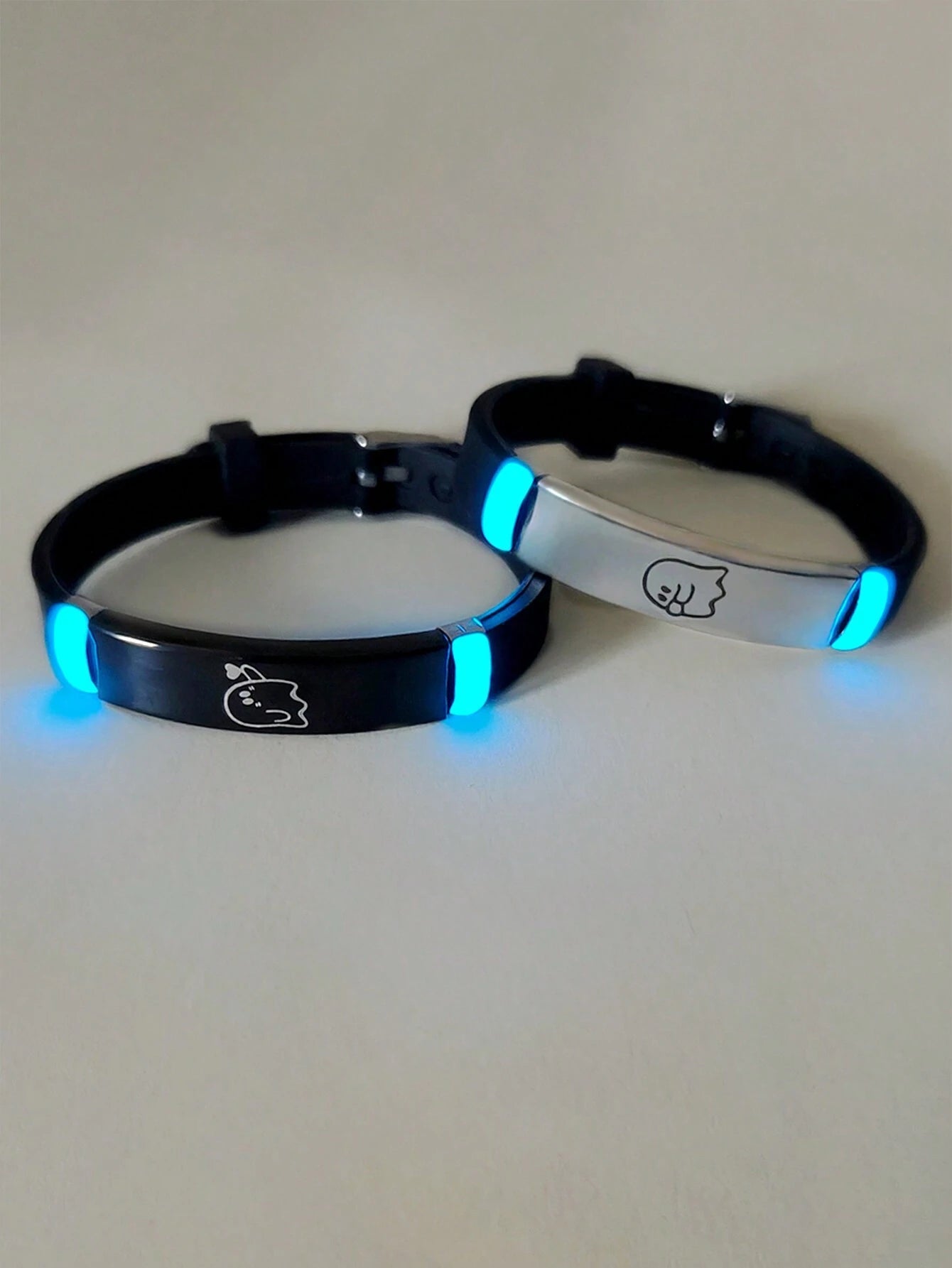 ATLVXJL 2Pcs/Set Couple Matching Bracelets Blow Kisses to Show Love Know You Love You Patternblack Silvery Stainless Steel Jewelry Set Charm Silicone Bracelet Luminous Glow in the Dark for Women Valentine'S Day Gift or Loved Ones Holiday Couple Gifts