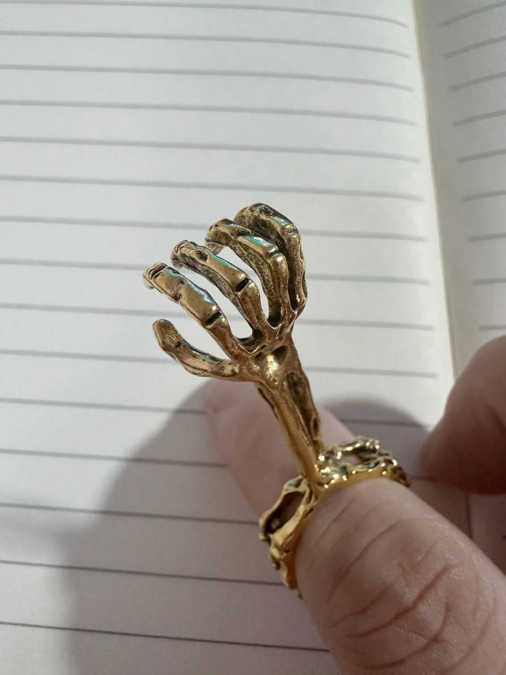 1Pc Personality Skeleton Hand Holding a Cigarette Ring Zinc Alloy Antique Silver